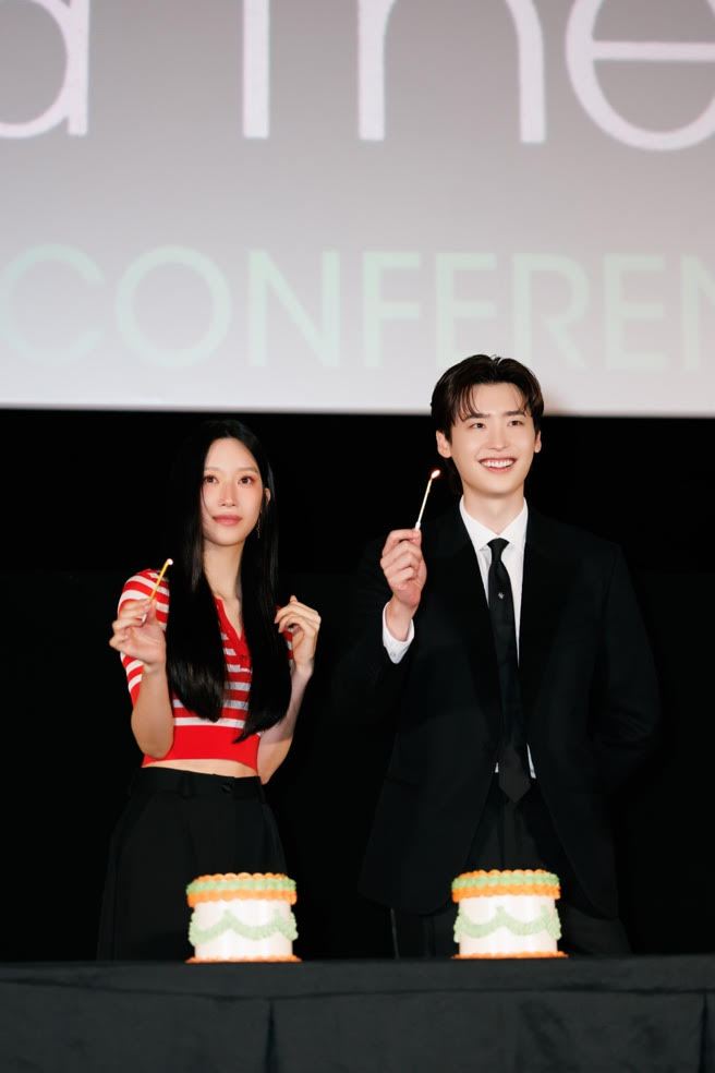 Lee Jong-suk and Mun Ka-young Dazzle 20,000 at the Law and The City Kuala Lumpur Star Tour 3 unnamed 8 Lee Jong-suk and Mun Ka-young Dazzle 20,000 at the Law and The City Kuala Lumpur Star Tour