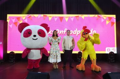 1 Patricia Jacinto of foodpanda Philippines and Maverick Leonardo T. Javier of Andok s Litson Corporation marked the partnership between the two brands during Pista ng Sarap Andok’s Returns to foodpanda After Eight Years, Bringing Filipino Favorites Back to Doorsteps Nationwide